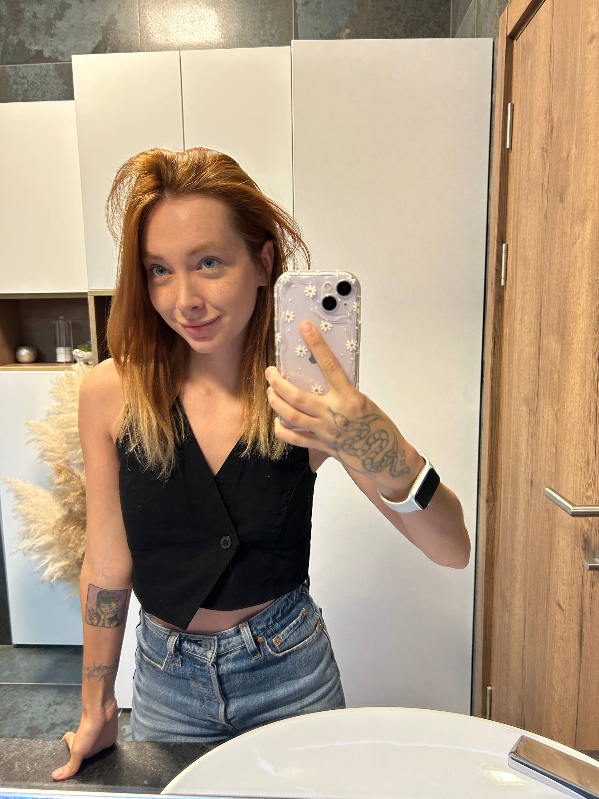 Velosipedda yalangoch qizlar